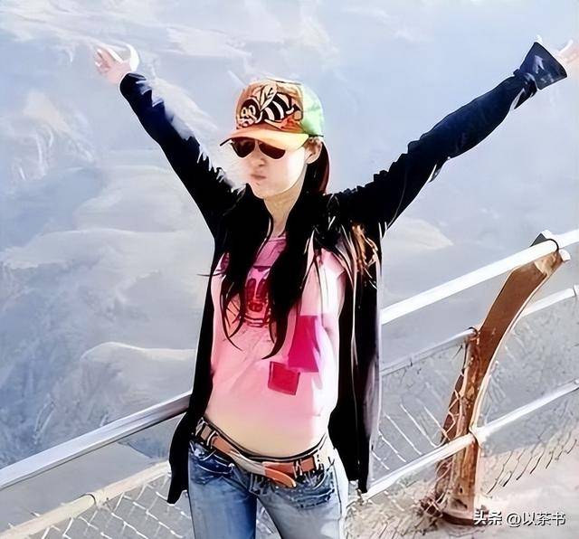 她是王石大女儿，比后妈年龄还大，坚持不婚