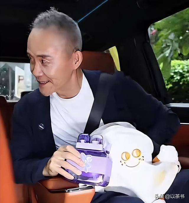 她是王石大女儿，比后妈年龄还大，坚持不婚