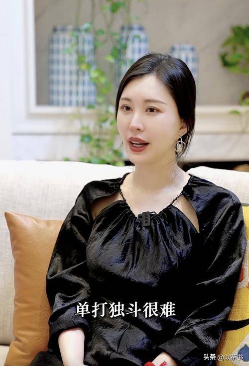 她是王石大女儿，比后妈年龄还大，坚持不婚