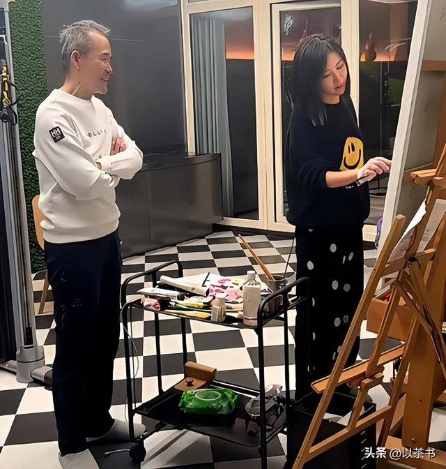 她是王石大女儿，比后妈年龄还大，坚持不婚