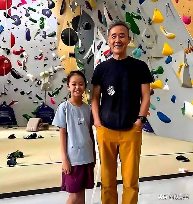 她是王石大女儿，比后妈年龄还大，坚持不婚