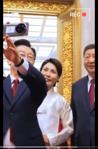 李在明持小米手机与习近平自拍 网友热议