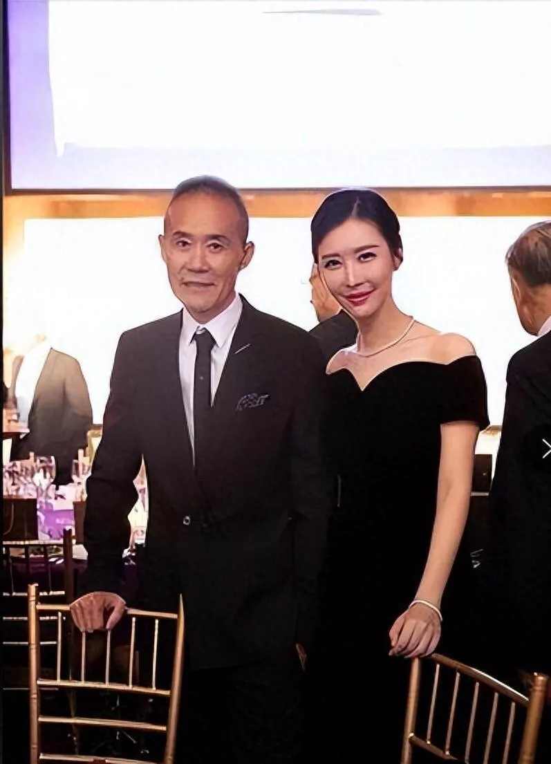 演都不演了！田朴珺删光王石合影，怒斥对方自私