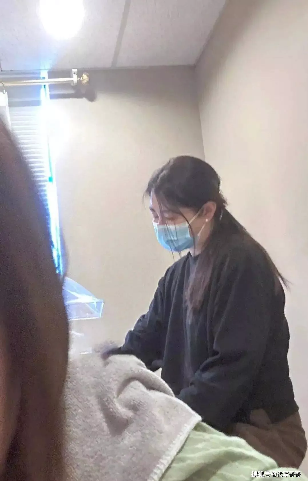 59岁王祖贤近况曝光！在加拿大别墅区开艾灸馆