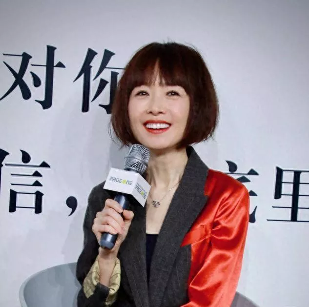 如今55岁胖出新宽度的鲁豫，变得更养眼了