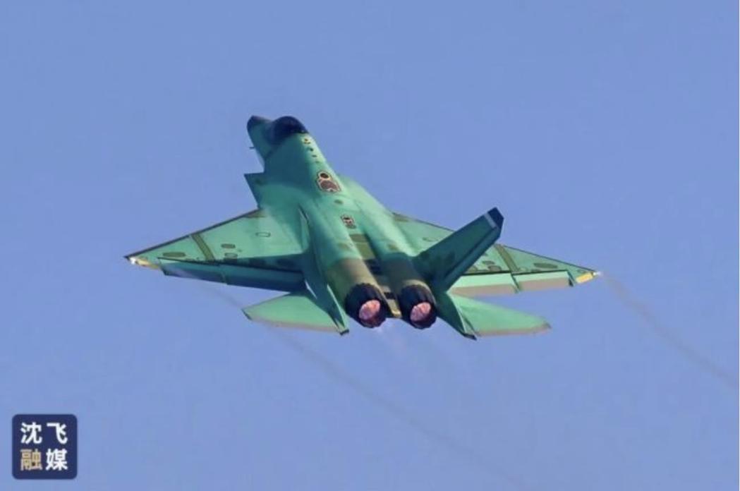 2026年1月6日,沈飞集团完成「新年第一飞」。当天至少2架歼-35型舰载战斗机... 2026年1月6日,沈飞集团完成「新年第一飞」。当天至少2架歼-35型舰载战斗机...