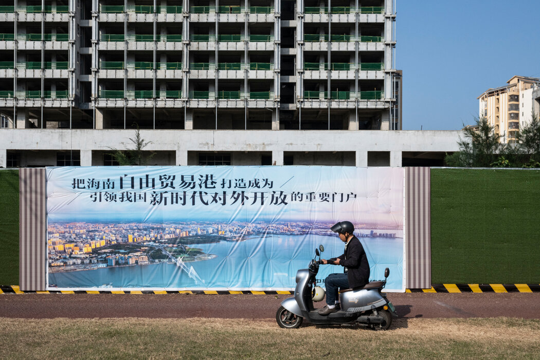 海口的一处烂尾楼张贴着海南自由贸易港是“新时代对外开放”的宣传画。 海口的一处烂尾楼张贴着海南自由贸易港是“新时代对外开放”的宣传画。