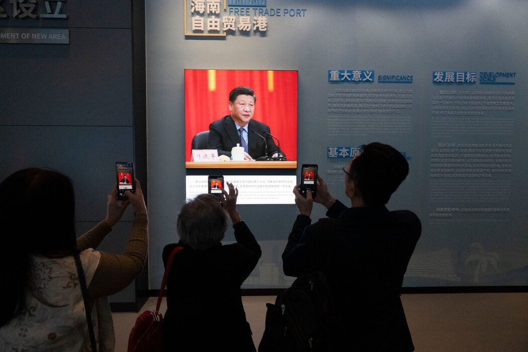 一些泰国华人正在参观一个宣传海南投资机遇的展览。 一些泰国华人正在参观一个宣传海南投资机遇的展览。