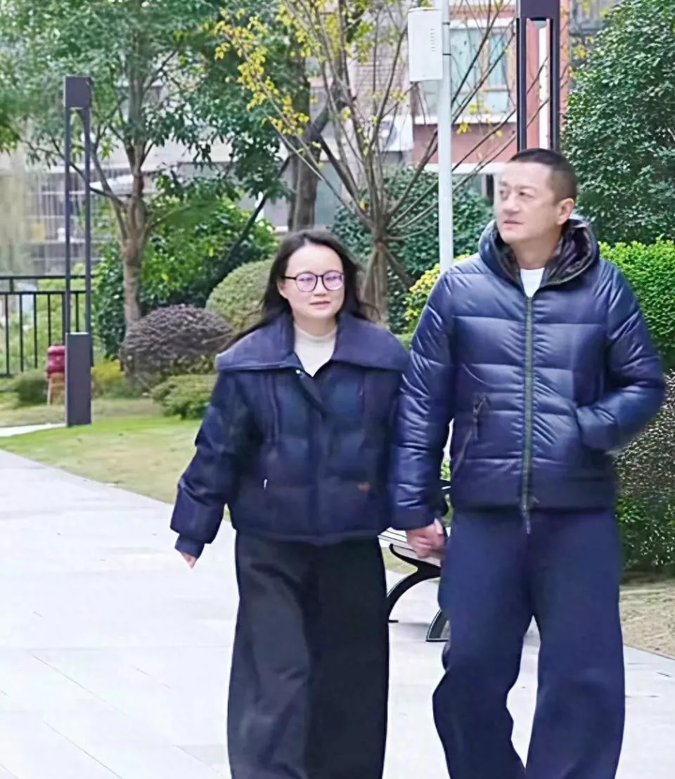 李亚鹏牵朱春燕的手在小区散步,这满屏的幸福感藏都藏不住