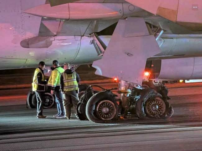 客机降落“8轮胎全爆”激烈摇晃 乘客幸存活