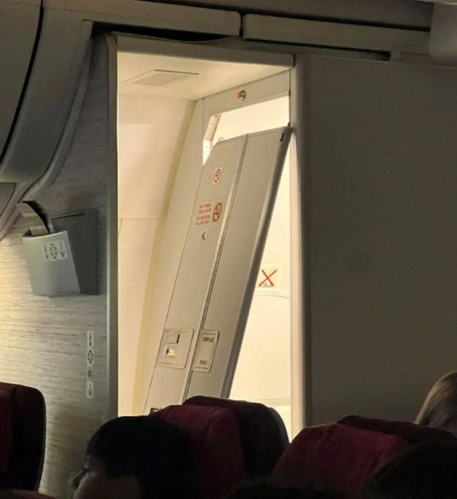 客机降落“8轮胎全爆”激烈摇晃 乘客幸存活