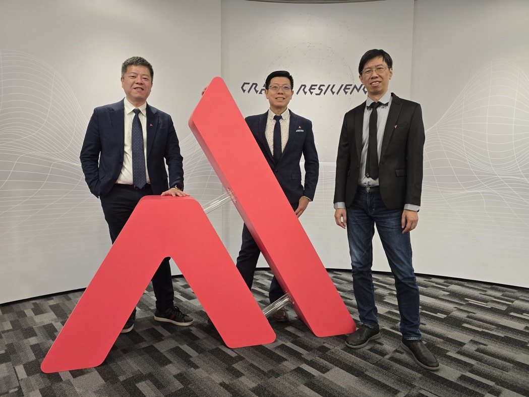 (左起)奥义赛博董事长吴明蔚、资安长暨共同创办人丛培侃、技术长暨共同创办人邱铭彰... (左起)奥义赛博董事长吴明蔚、资安长暨共同创办人丛培侃、技术长暨共同创办人邱铭彰...