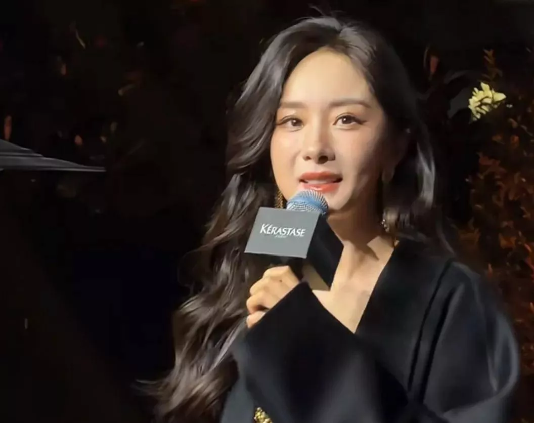 杨幂最新露面脸部浮肿僵硬，疑似医美没恢复