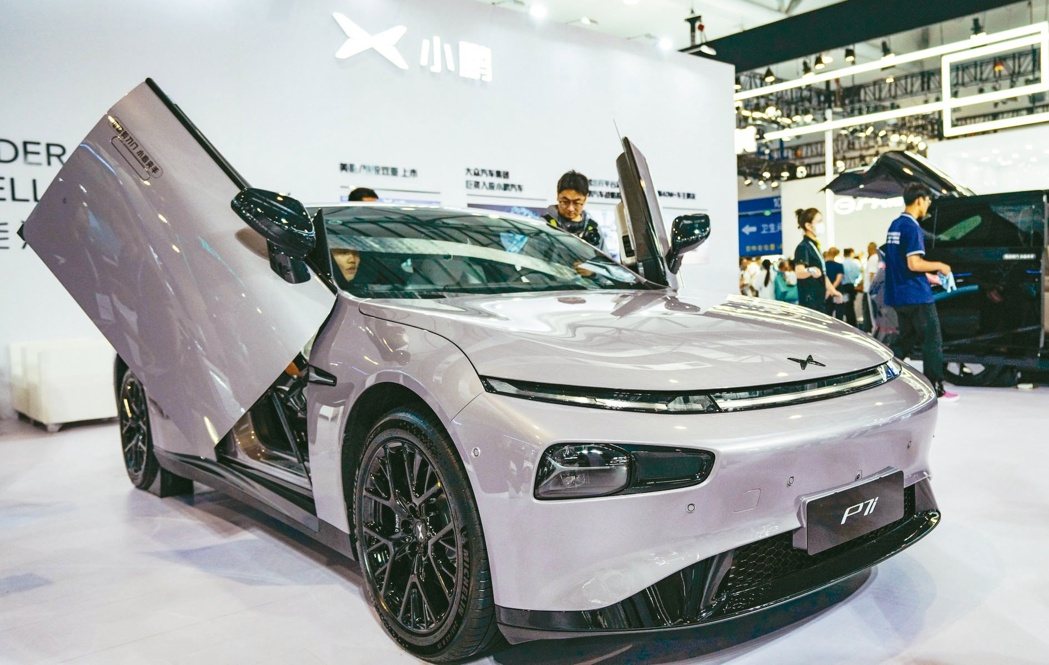 为让产品减重提质,碳纤维被使用在大陆国产高端电动车上,小鹏汽车也引入碳纤维在高端... 为让产品减重提质,碳纤维被使用在大陆国产高端电动车上,小鹏汽车也引入碳纤维在高端...