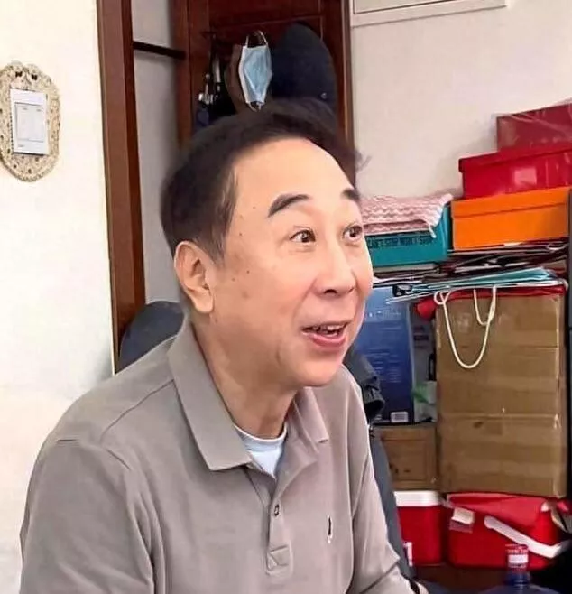 68岁冯巩现状曝光,住100平小房纸箱衣服乱扔,一次性口罩反复用