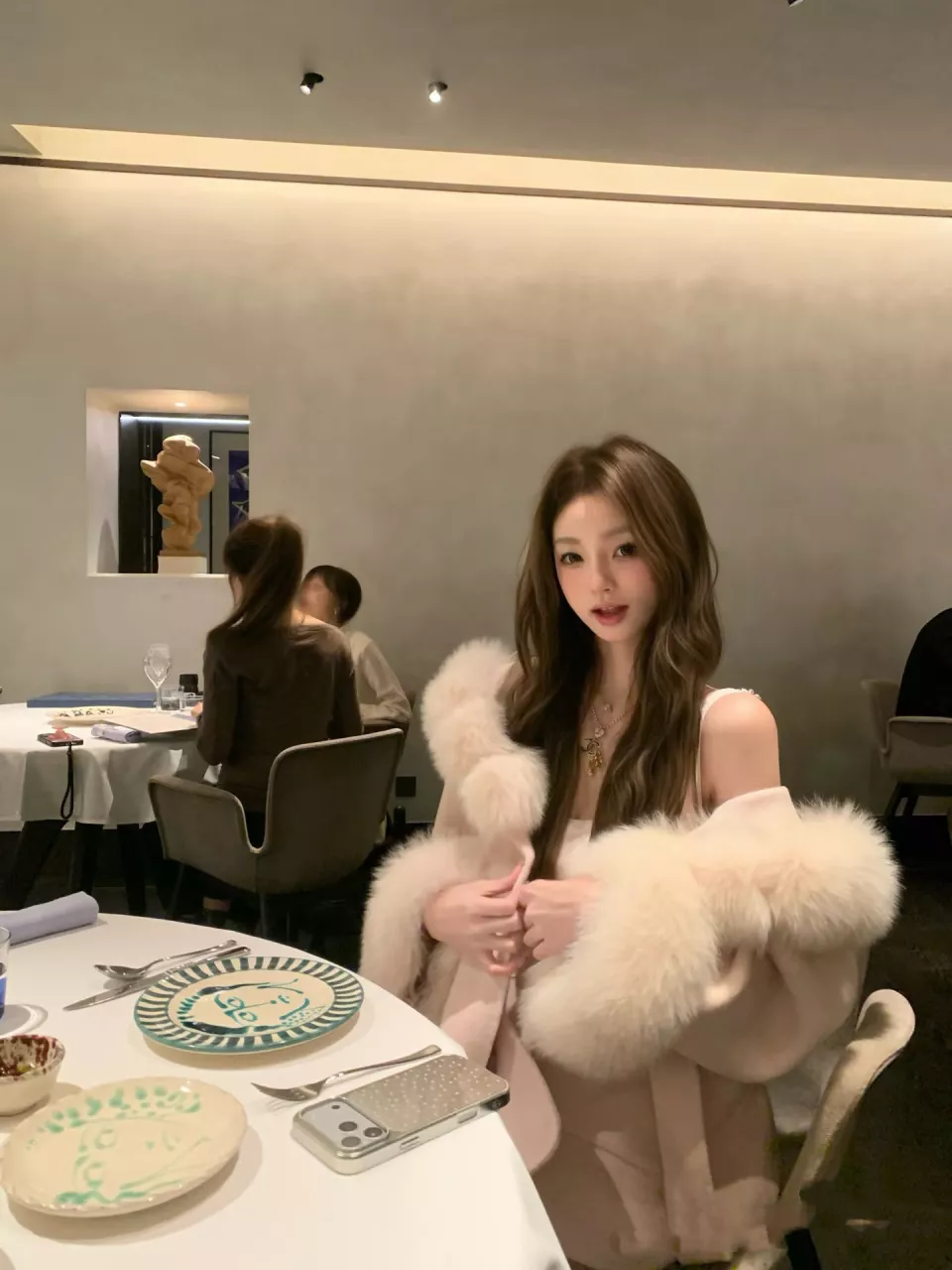 王思聪送99朵玫瑰示爱，懒懒穿露脐装身材好