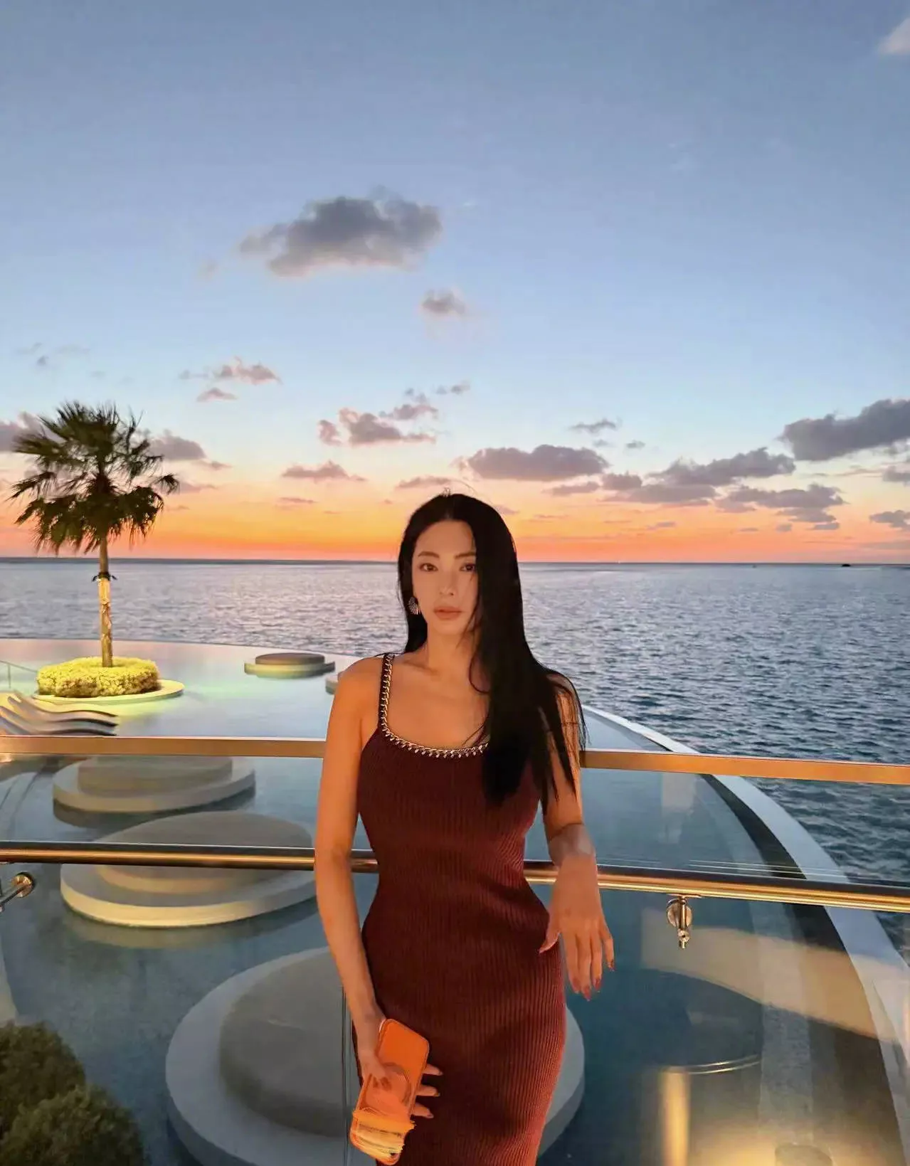 张雨绮分享海边度假照 穿红色长裙身材凹凸有致