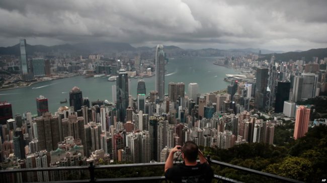 资料照片:一名游客在维多利亚山顶地区架起相机,拍摄香港的天际线。(2019年9月1日) 资料照片:一名游客在维多利亚山顶地区架起相机,拍摄香港的天际线。(2019年9月1日)