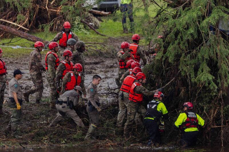 德州洪灾死亡人数已增至82人，另有数十人失踪，救难人员持续搜救。（法新社）