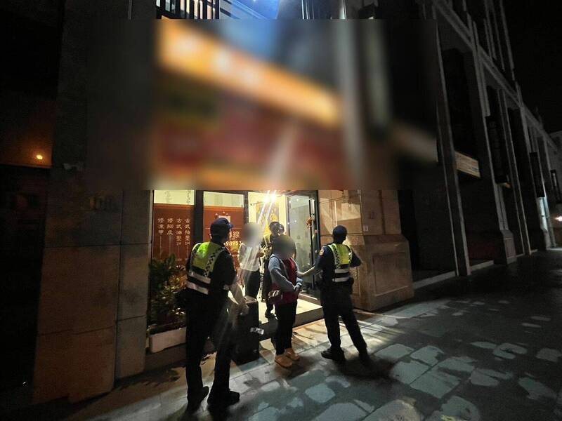 台中市警方近日深夜突袭临检一间泰式养生馆，发现2名泰籍女子非法打工、签证已逾期数月，依违反《入出国及移民法》等规定，将2人移送移民署专勤队处理。（民众提供）