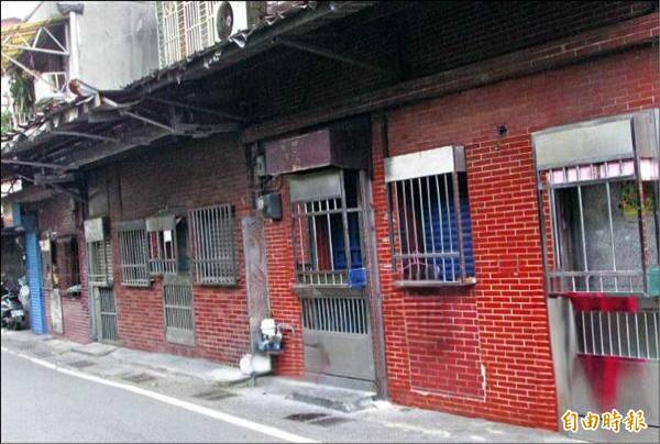 基隆市警局持续扫荡色情，昨查获基隆市知名红灯区「铁路街」有2名泰国籍女子脱衣接客，将拉客的张妇依妨害风化罪嫌送办。（记者林嘉东摄）