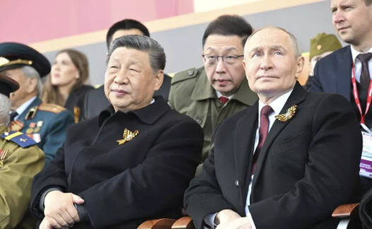 俄罗斯总统普廷与中国国家主席习近平5月9日一同出席莫斯科红场举行的俄军胜利日阅兵式。（美联社）