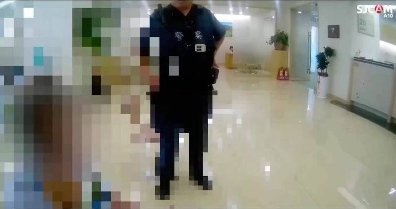 警方到场劝说老翁打消汇款念头。（记者姚岳宏翻摄）