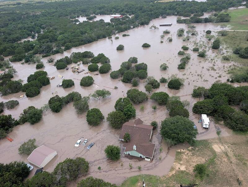 美国德州近期遭遇洪灾，至少已造成104人死亡，美国总统川普将于本周五访问德州。（路透）