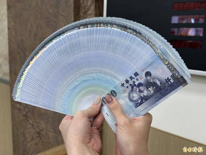 王姓男子误信投资诈骗被骗走1千万元，法官判担任车手的黄姓少年和他父亲须连带赔偿这笔巨款。示意图。（资料照）