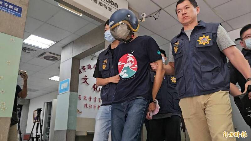 谢男被警方移送时，见到媒体疑似故意发出啜泣声企图博取同情。（记者徐圣伦摄）