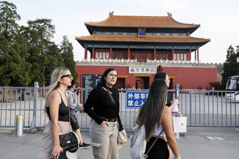 中国对75国开放免签入境30天，被认为是透过发展旅游业来提升经济。图为北京故宫前的外国游客。（欧新社）