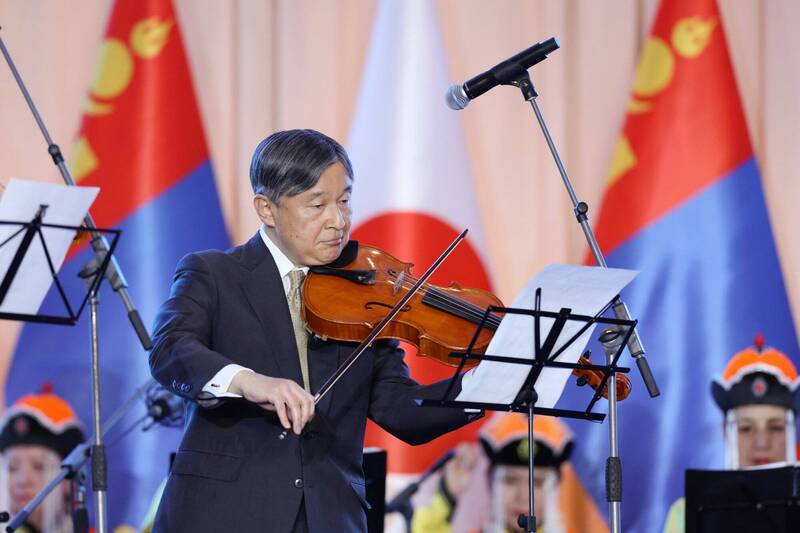 日本德仁天皇赴蒙古国访问，罕见公开演奏中提琴。（欧新社）