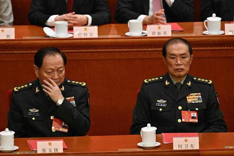 传闻指称习近平亲信、中央军委副主席何卫东（右）遭到整肃，显示习近平可能已失去对军方的控制。左为中央军委排名第一的副主席张又侠。（法新社档案照）