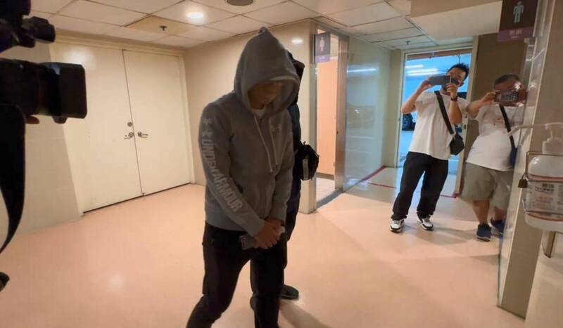死者陈姓男子友人前往医院，面对媒体追问仅低调道歉。（记者陆运锋翻摄）
