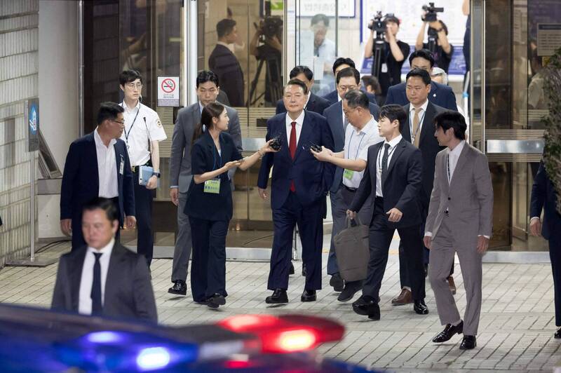 南韩前总统尹锡悦9日晚间步出首尔中央地方法院，随后被送往首尔看守所。（法新社）