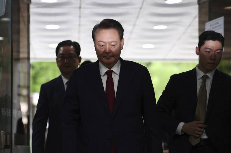 南韩法院认为前总统尹锡悦有湮灭证据之虞，10日凌晨发布逮捕令，尹相隔4个月再次被捕。（美联社资料照）