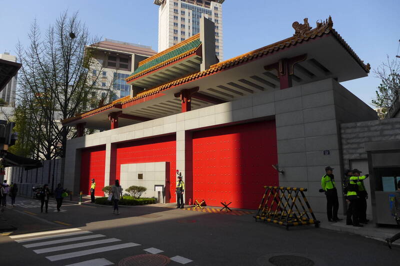 中国驻南韩大使馆9日警告，近期在首尔举行的反中游行集会可能出现过激行为，提醒中国公民加强防范。图为中国驻南韩大使馆。（图撷自维基百科用户-Wpcpey）