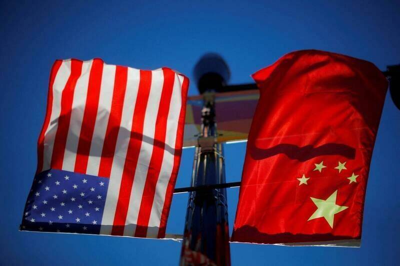 美国司法部宣布，2名中国男子被控受中共指使骇入美国电脑系统，企图窃取COVID-19疫苗资讯，一人已于义大利被捕，另一人在逃，美司法部将追究到底。（路透）