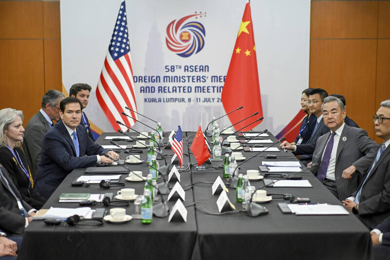 美国国务卿鲁比欧（左二）11日在吉隆坡与中国外长王毅（右二）举行会谈。（美联社）