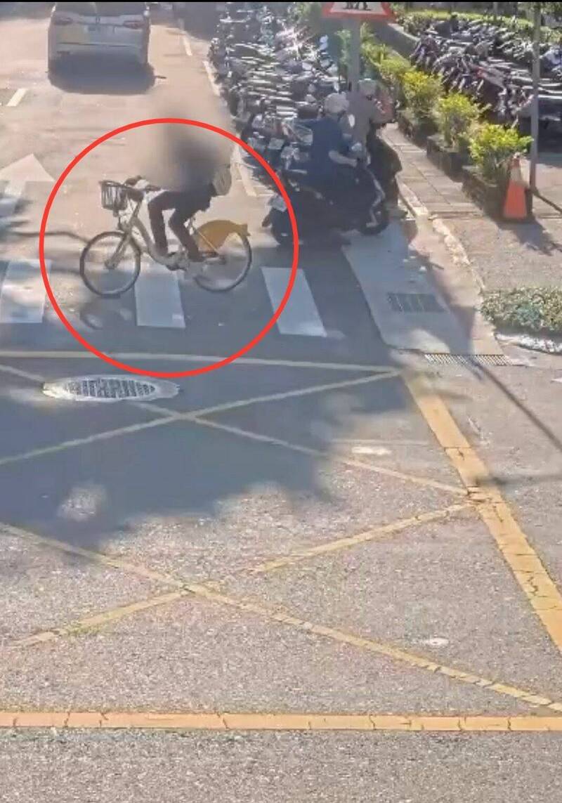 刘姓嫌犯在台北地方法院旁窃得单车后迅速离开。（记者刘庆侯翻摄）