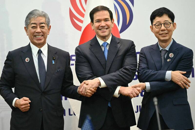 美国务卿鲁比欧（中）、日本外务大臣岩屋毅（左）、南韩外交副部长朴润柱（右）举行三方会谈。（路透）
