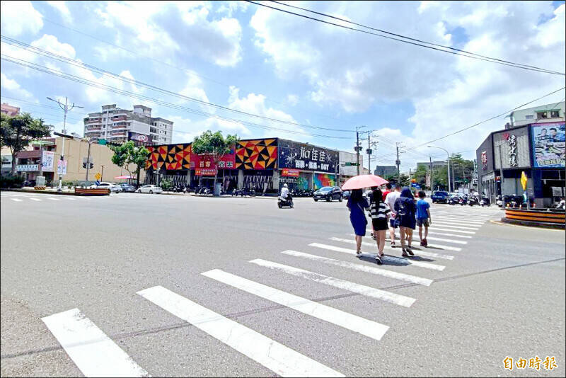 74岁郑男撞伤斑马线行人，辩称「前方有车挡住看不到」，法院调阅监视器却发现全程只有他一辆车，判刑3月、缓刑2年。示意图，与本案无关。（资料照）