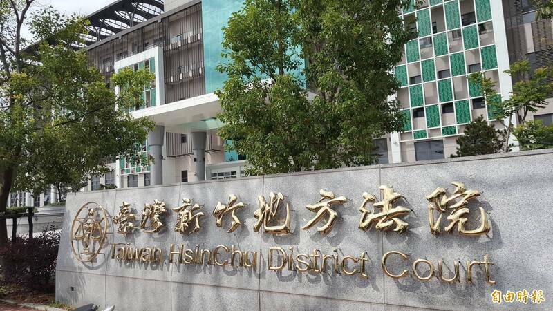 黄男不满邻居装设监视器正对他家，以贴纸黏住陈女门口的猫眼，连续38天。（记者蔡彰盛摄）