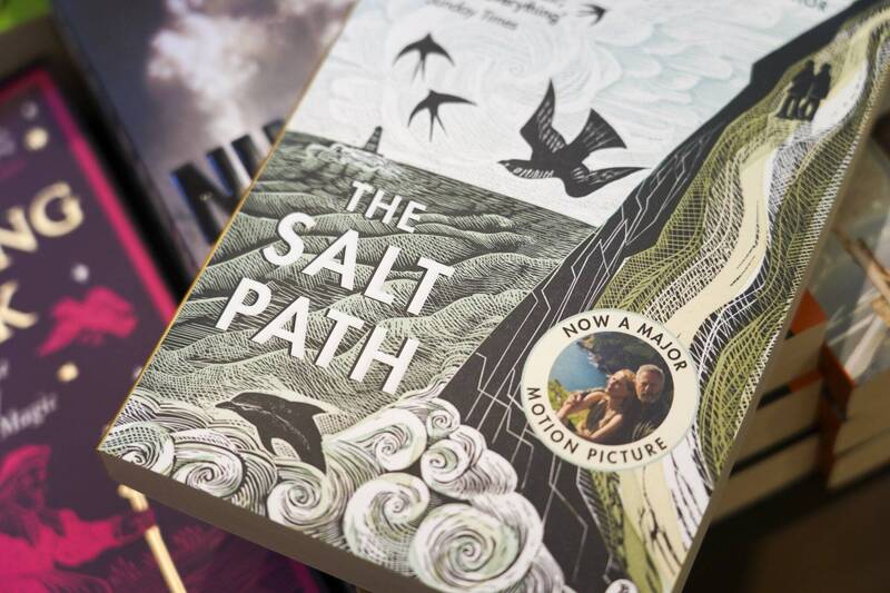 英国畅销回忆录The Salt Path感动全球数百万人，如今却传出作者造假内容。（美联社）