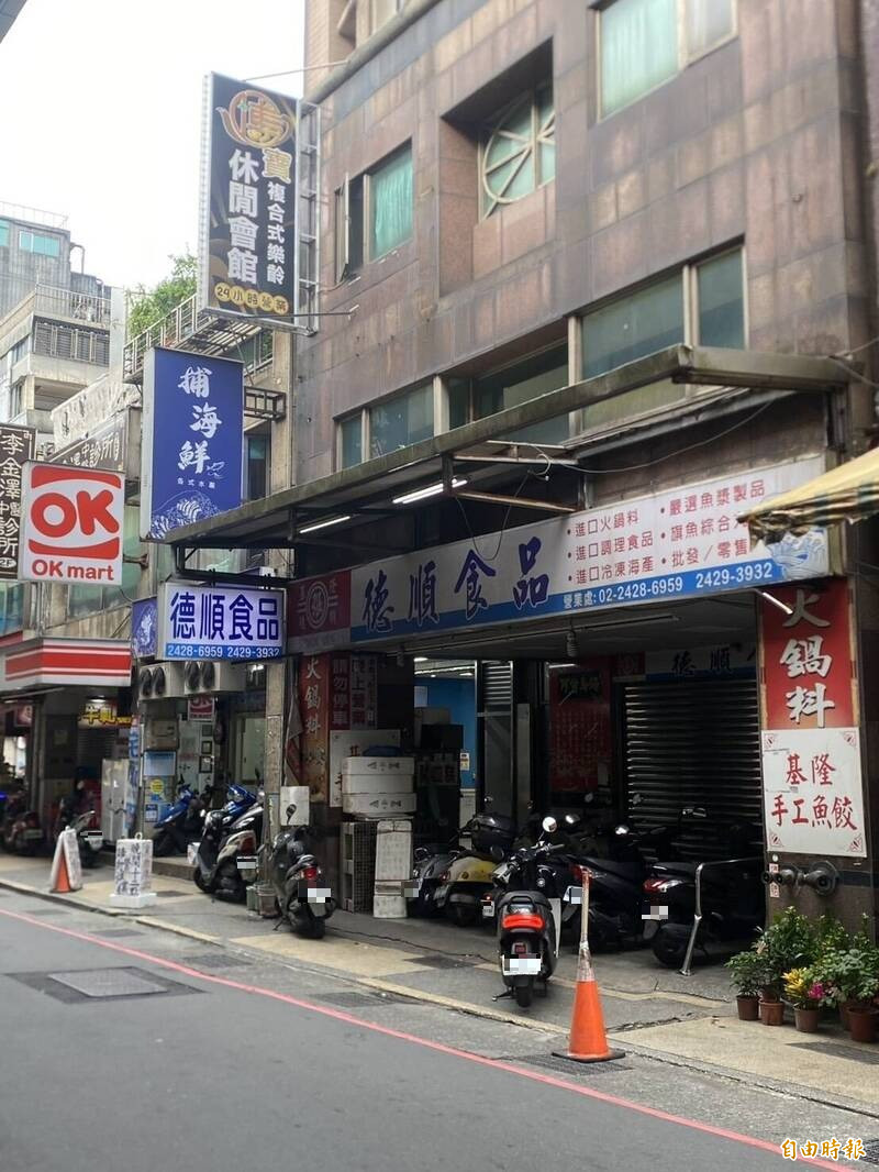 基隆市爱一路一家休闲会馆以棋牌社为幌子，实则经营麻将赌场，被警一分局警方剿破。（记者林嘉东摄）