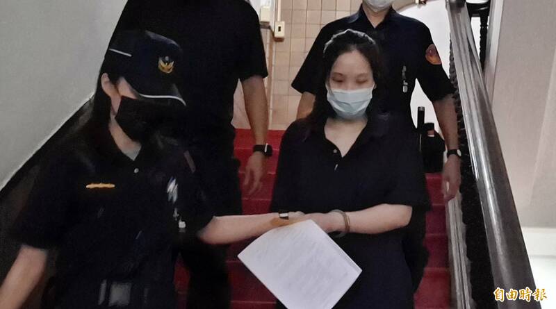 苏姓前柜姐（右1）吸毒后闷死幼女、么儿，高院今首度开庭，苏女认罪并称很后悔，请求法官「判轻一点」。（记者杨国文摄）