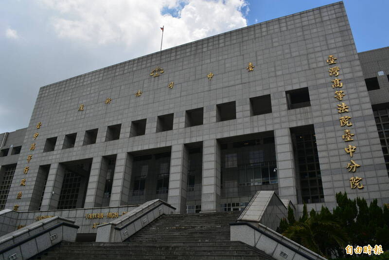 彰化高姓男子持斧头、折叠刀杀死哥哥,一审判13年半上诉二审,今天台中高分院开庭希望法官能减刑轻判。(记者陈建志摄) 彰化高姓男子持斧头、折叠刀杀死哥哥,一审判13年半上诉二审,今天台中高分院开庭希望法官能减刑轻判。(记者陈建志摄)