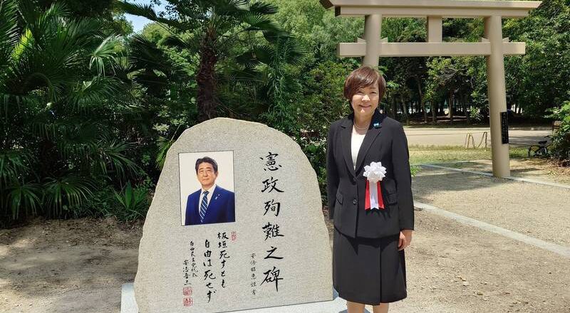 日本已故首相安倍晋三纪念碑 惊传遭日语涂鸦