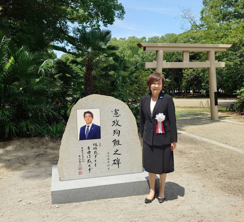 日本已故首相安倍晋三纪念碑6日揭幕．孰料12日深夜遭到日语涂鸦。（图撷自安倍昭恵X帐号）