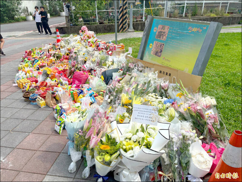 三峽車禍引發3死12傷車禍,不少民眾至現場獻花掉念。新北法制局指出,犯防協會已協助家屬假扣押,後續求償不受影響。(資料照) 三峽車禍引發3死12傷車禍,不少民眾至現場獻花掉念。新北法制局指出,犯防協會已協助家屬假扣押,後續求償不受影響。(資料照)